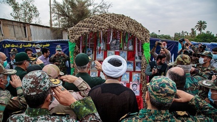 组图：伊朗在马什哈德及阿瓦士举行建军节阅兵庆典仪式