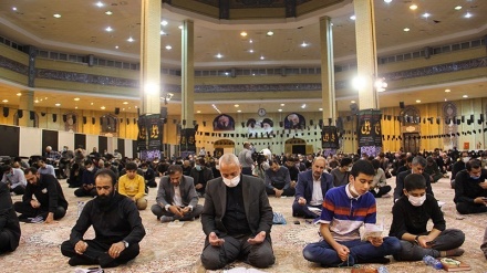 Lailatul Qadar, Warga Iran Gelar Doa Bersama (4)