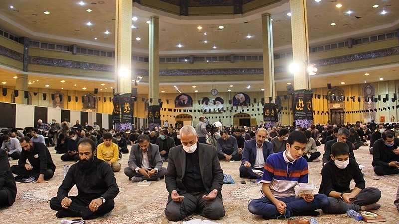 Warga Iran menggelar doa bersama pada malam ke-19 Ramadan, Rabu (20/4/2022) malam.