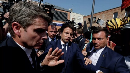Francia, pomodori contro Macron in una visita al mercato