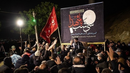 (FOTO) Tehran, preghiera notturna sulla collina Kahf al Shohada - 1