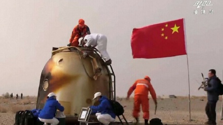 中国人宇宙飛行士３人が、半年ぶりに地球に帰還