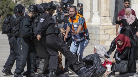 Përleshje mes forcave ushtarake të regjimit sionist me palestinezët në Xhaminë Aksa