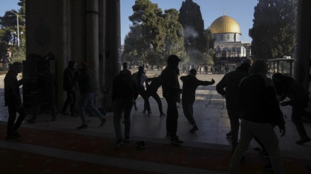 Palestinezët demonstrojnë pas faljes së xhumasë në xhaminë Al-Aksa