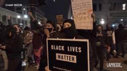 Usa, proteste in Michigan dopo l’uccisione del 26enne afroamericano