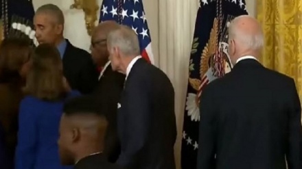 Obamanyň ýanynda Baýdene Ak tamda üns berilmezligi