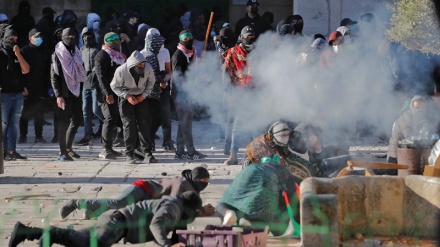 Forcat ushtarake të regjimit sionist sulmojnë xhaminë Al Aksa /152 palestinezë të plagosur