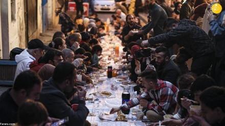 (FOTO DEL GIORNO) Tavola Iftar per le strade di Istanbul