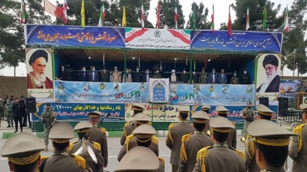 伊朗总统参加建军节阅兵