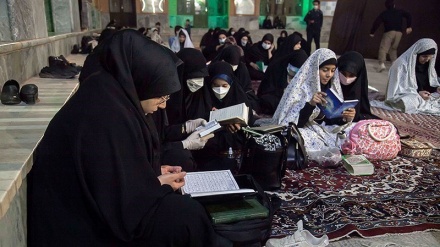 Lailatul Qadar, Warga Iran Gelar Doa Bersama (1) 