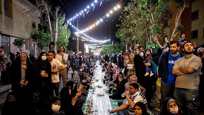 Sahur bersama warga Shahr-e Rey, Tehran, Iran, 15 Ramadan 1443 H.