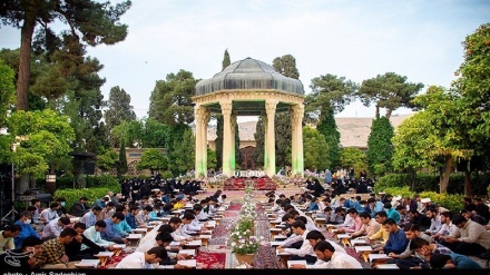 (FOTO DEL GIORNO) La lettura del Corano presso la tomba di Hafez