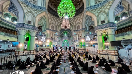 (FOTO) Lettura del Corano presso santuario Shah Abdol-Azim - 1