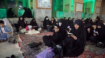 (FOTO) Iran, i fedeli in preghiera per Laylat al Qadr - 1