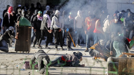 Zionist forces storm al-Aqsa Mosque for fifth day in row using tear gas, rubber bullets