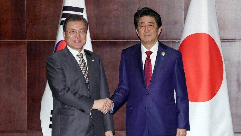 韓国のムン・ジェイン大統領と安倍晋三元首相（アーカイブ写真）