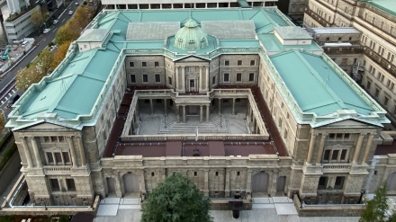 日銀が大規模金融緩和策を維持、物価上昇見通しを1.9％へ引き上げ　