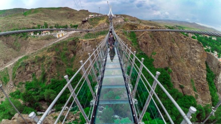 イラン北西部アルデビールで、国内初の地上100メートルのガラス製のつり橋が開通