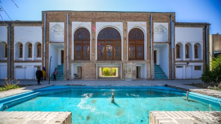 Touristen im Suleimaniyeh-Palast