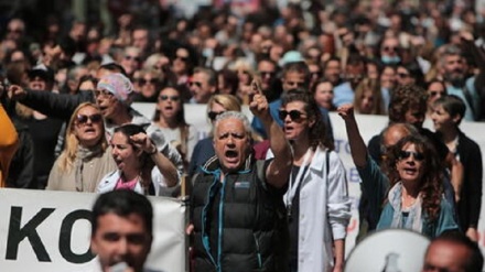 Grecia, 10.000 persone manifestano contro il caro pezzi