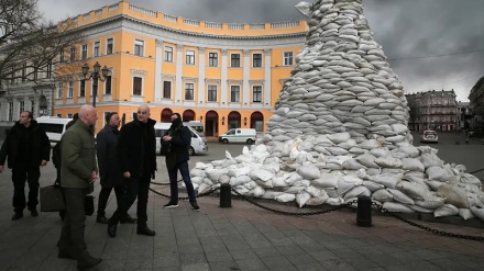 Ministri i Jashtëm grek i dorëzoi personalisht Ukrainës paketat e ndihmës humanitare