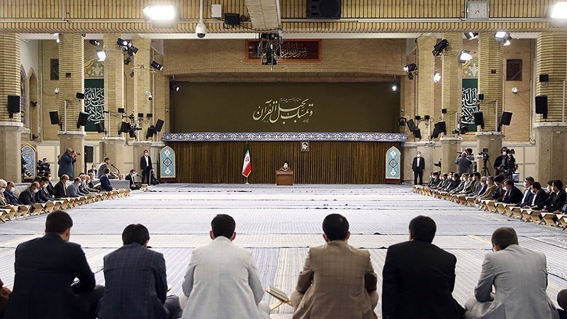 Rahbar hadiri tadarus di Huseiniyah Imam Khomeini ra di Tehran, Minggu (3/4/2022).