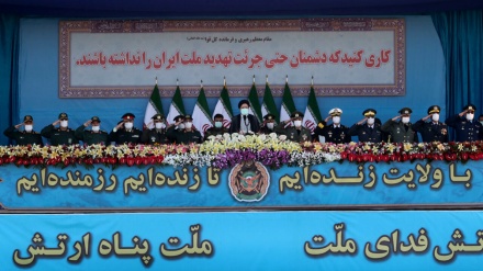 イラン大統領「敵の動きを監視」、軍の日のパレードにて