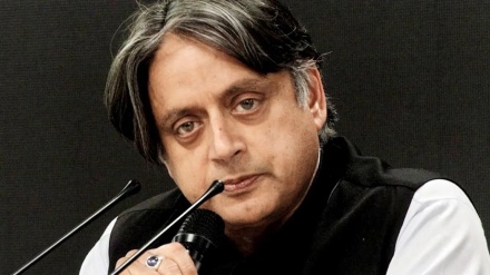 ভারতের সঙ্গে বিবাদের মধ্যে চীনের সঙ্গে বন্ধুত্ব করছে মালদ্বীপ: শশী থারুর