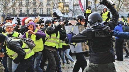Policia franceze godet protestuesit e zgjedhjeve presidenciale