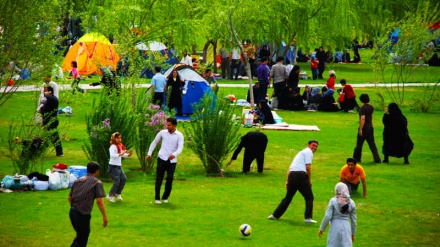 イラン各地で、人々がノウルーズ期間最終日の「自然の日」の行楽を楽しむ