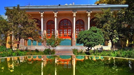 Touristen besuchen Masoudieh-Herrenhaus in Teheran