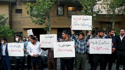 Mahasiswa Iran Berunjuk Rasa Depan Kedutaan Swedia di Tehran