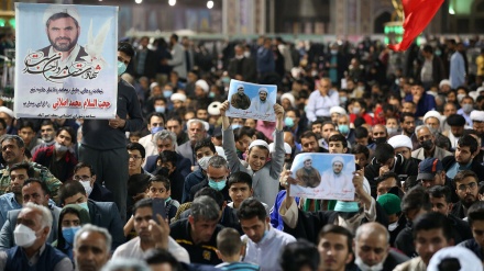 (FOTO) Mashhad si stringe in ricordo della vittima di accoltellamento - 2