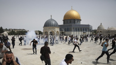 聖地内のアクサ・モスクでイスラエル軍がパレスチナ人を攻撃、50人以上負傷