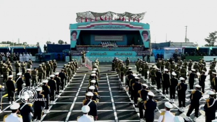 Défilé de la Journée de l'armée iranienne avec la présence du président de ce pays