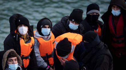 英仏海峡で、難民らが拘束