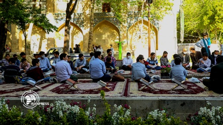 (FOTO) La lettura del Corano presso Chahar Bagh di Isfahan - 2