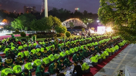 Petugas Kebersihan Bukber di Taman Mellat 