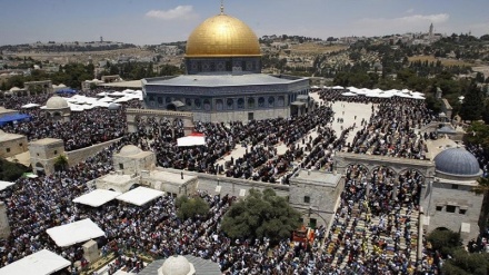 150,000 Palestinians perform Friday prayers at Al-Aqsa Mosque amid renewed clashes