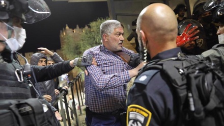 Israeli forces beat, arrest Palestinians in occupied al-Quds for third night