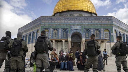 Palestinians flock to Al-Aqsa Mosque to mark Quds Day