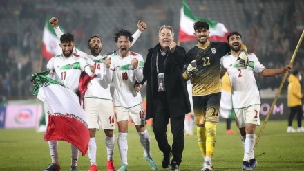 イラン・米のサッカー代表監督が、スポーツの政治化にくみせず