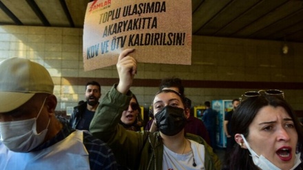 İstanbul'da toplu taşıma ücretlerindeki artış  protesto edildi 