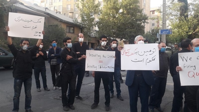 组图：伊朗大学生聚集在瑞典驻德黑兰大使馆前进行抗议
