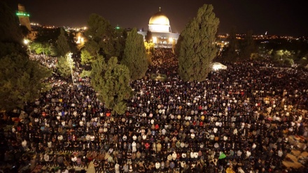 Thousands of Palestinians pray at al-Aqsa Mosque ahead of Intl. Quds Day