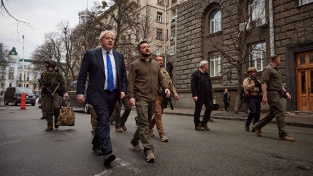 Boris Johnson dhe Zelensky bredhin nëpër rrugët e Kievit