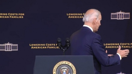 L'ennesima figuraccia di Joe Biden: saluta persone invisibili + VIDEO