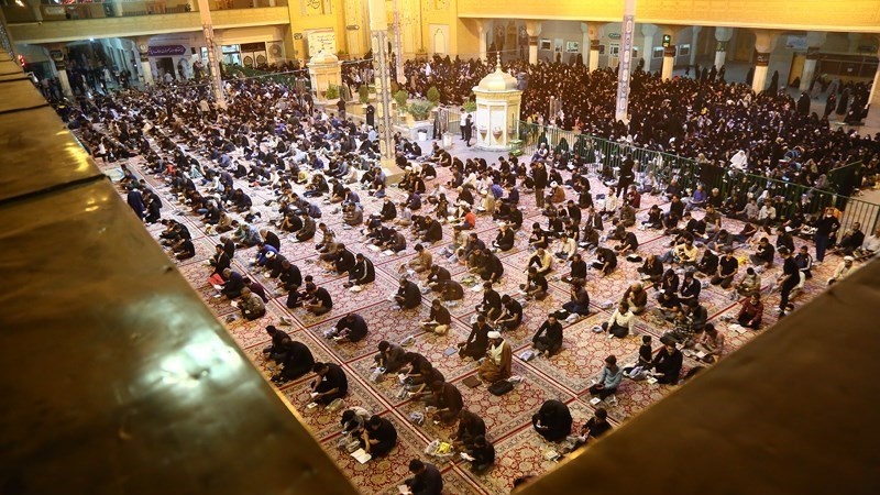 Doa bersama di Kompleks Haram Suci Sayidah Fatimah Maksumah sa di Qom, Iran, Rabu (20/4/2022) malam.