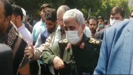 تصاویر اختصاصی رادیو دری از حضور فرمانده نیروی قدس سپاه پاسداران در راهپیمایی مشهد