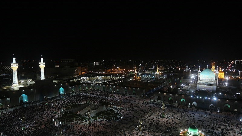 Warga Iran menggelar doa besama pada malam ke-19 Ramadan, Rabu (20/4/2022) malam.